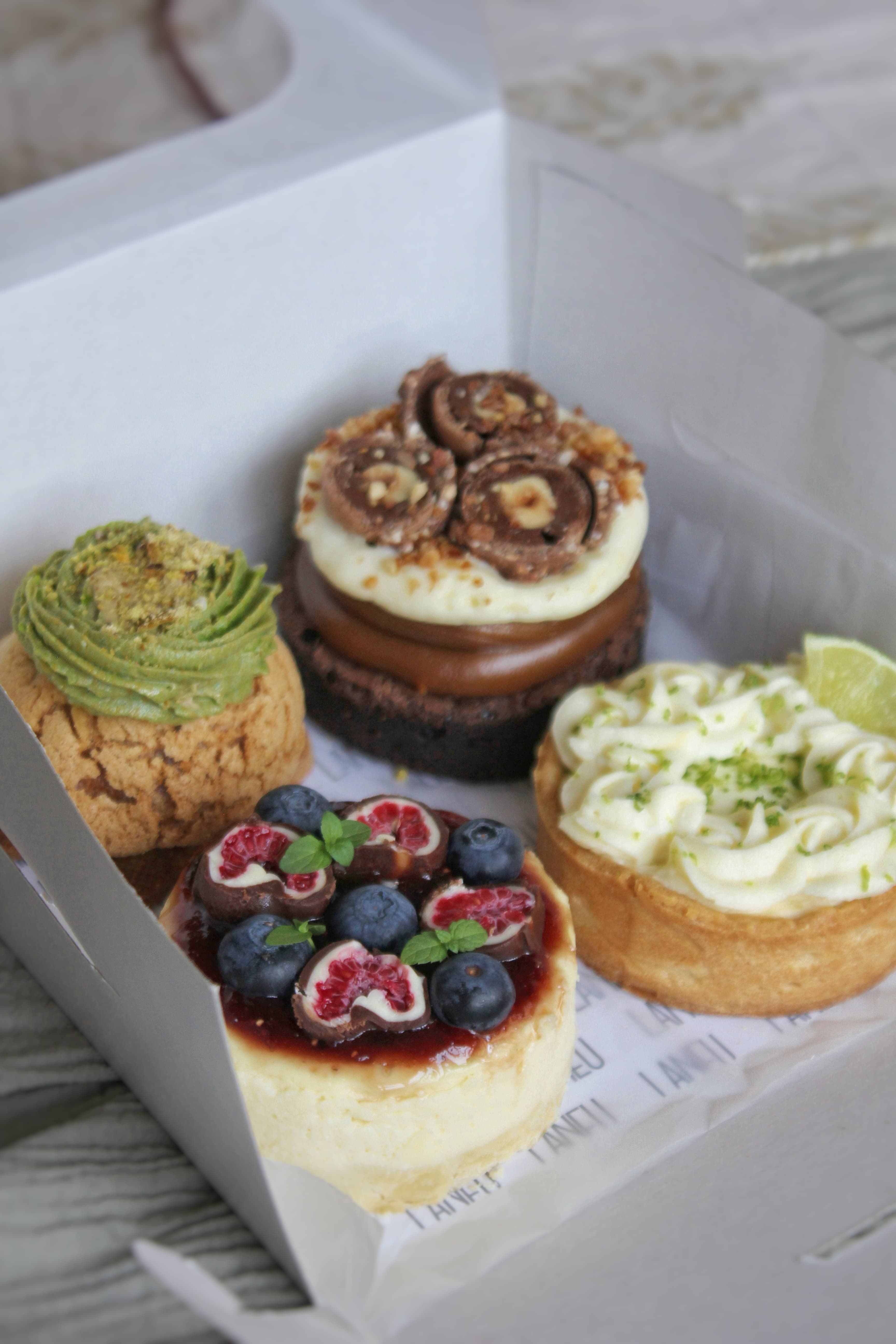 Box mini cakes
